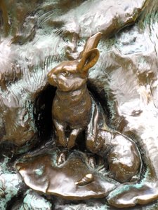 Nyulak, részlet a Pán Péter szoborból, 1912 (bronz)